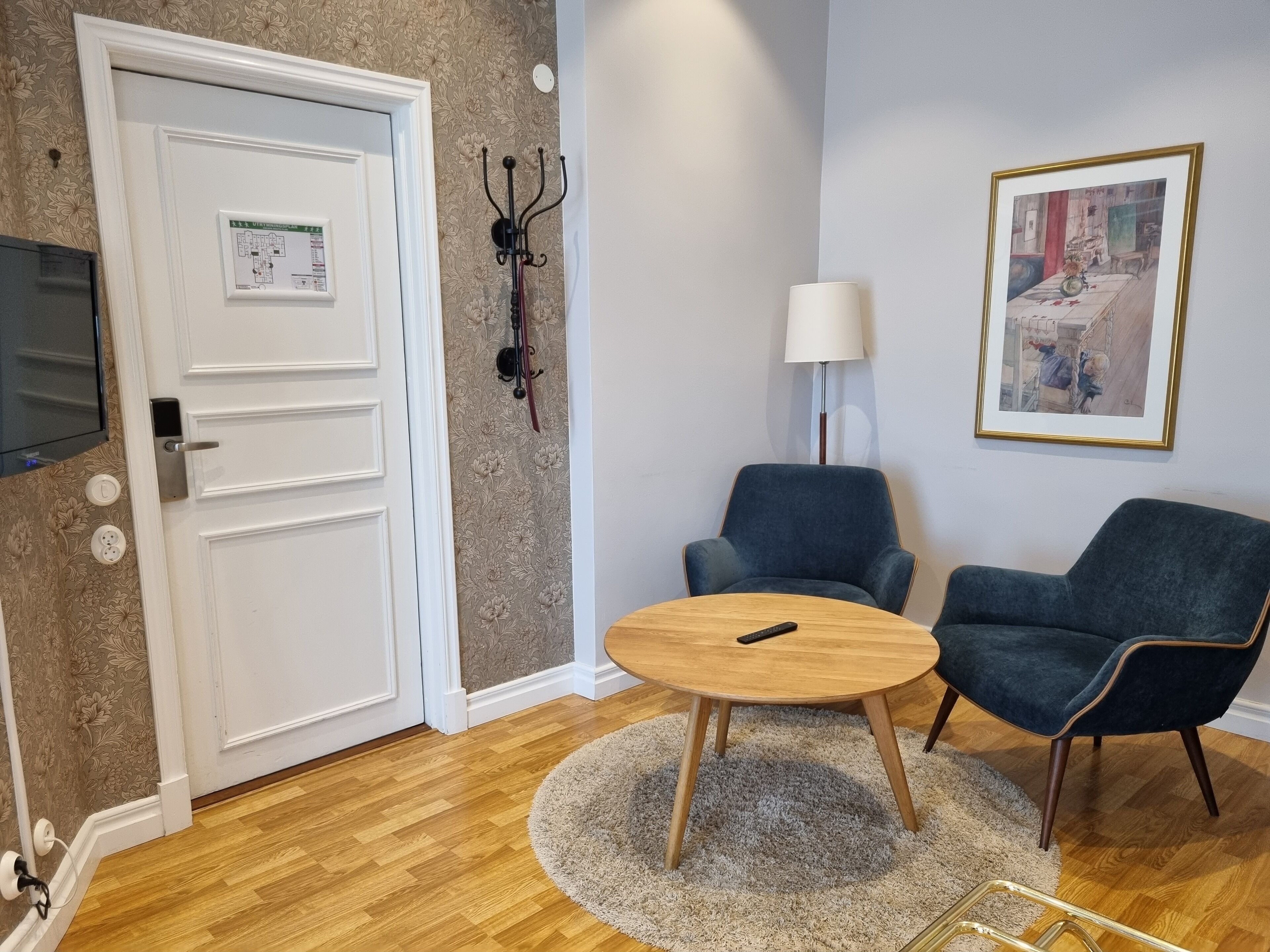 junior suite, 1 bedroom | living area | 24-inch flat-screen tv with cable channels, tv