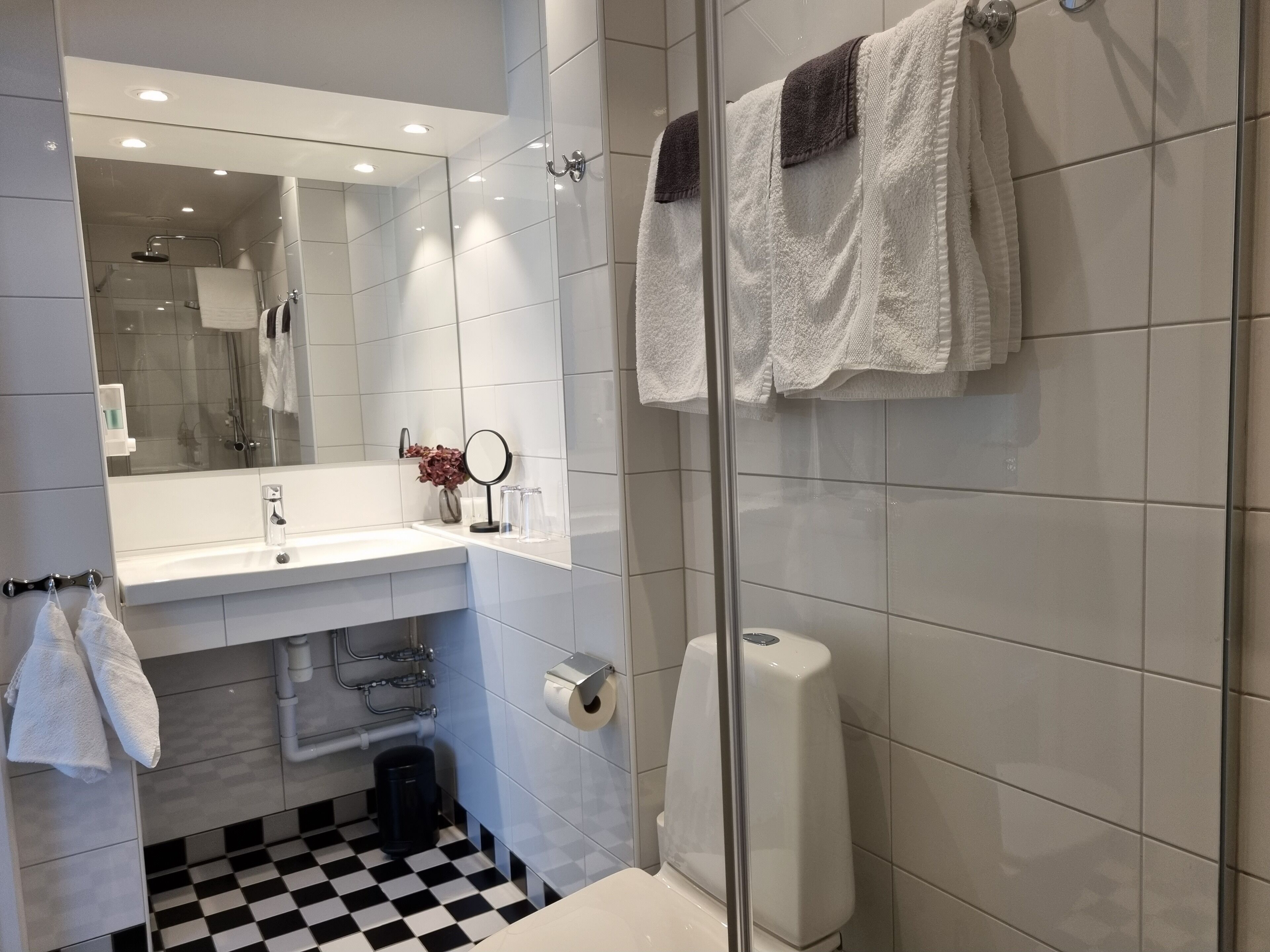 junior suite, 1 bedroom | bathroom | shower, hair dryer, towels
