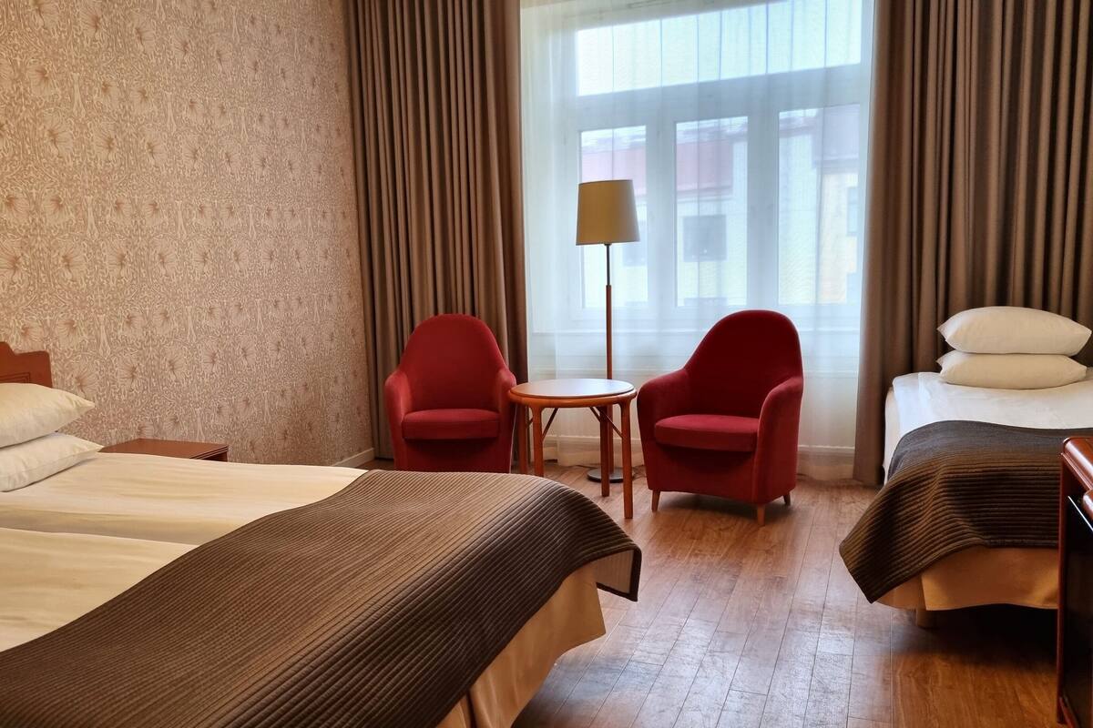 Herbergi fyrir þrjá | Skrifborð, myrkratjöld/-gardínur, ókeypis þráðlaus nettenging, rúmföt