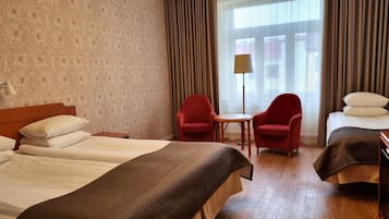 Triple Room | Desk, blackout drapes, free WiFi, bed sheets