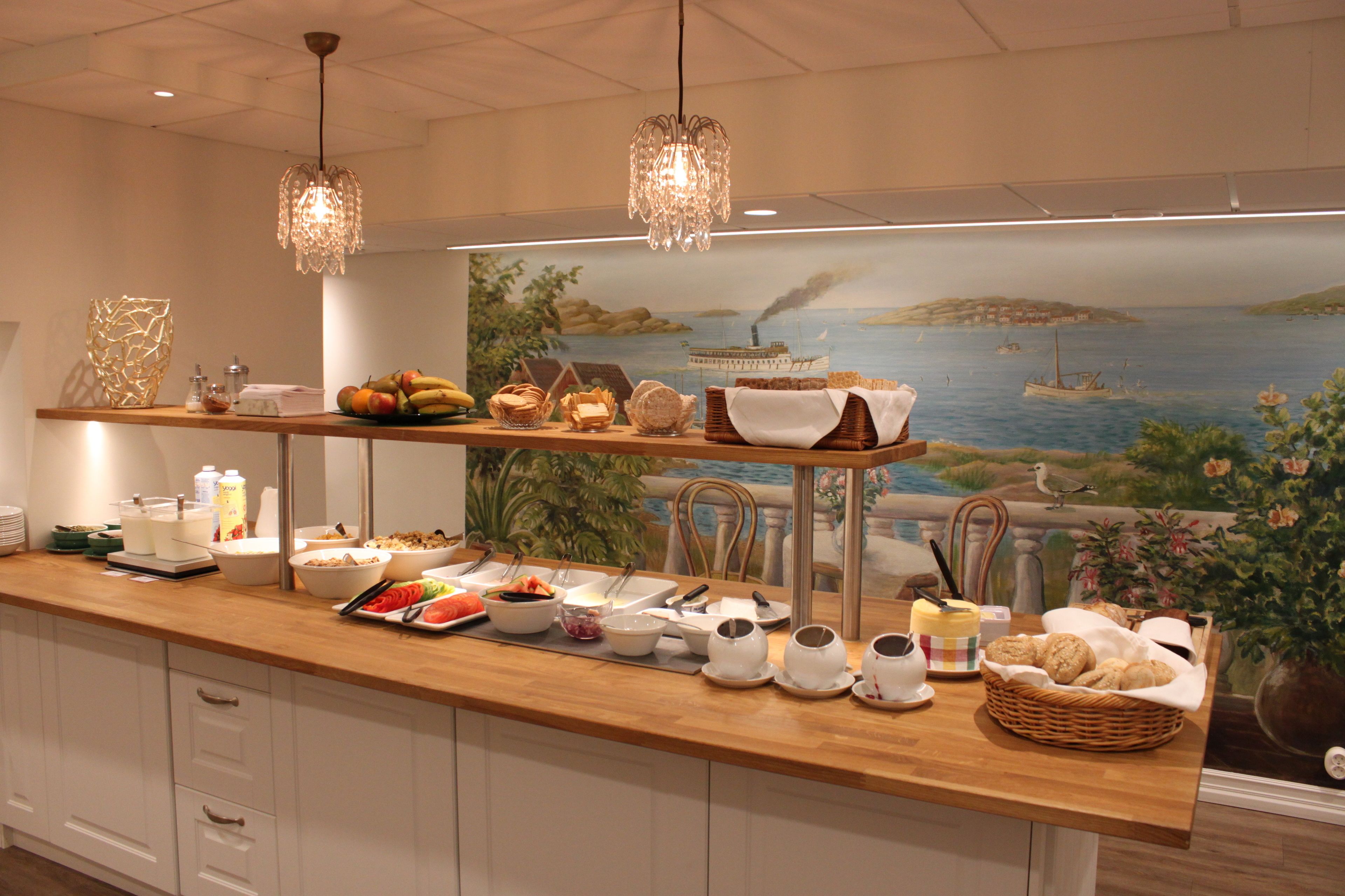 free buffet breakfast