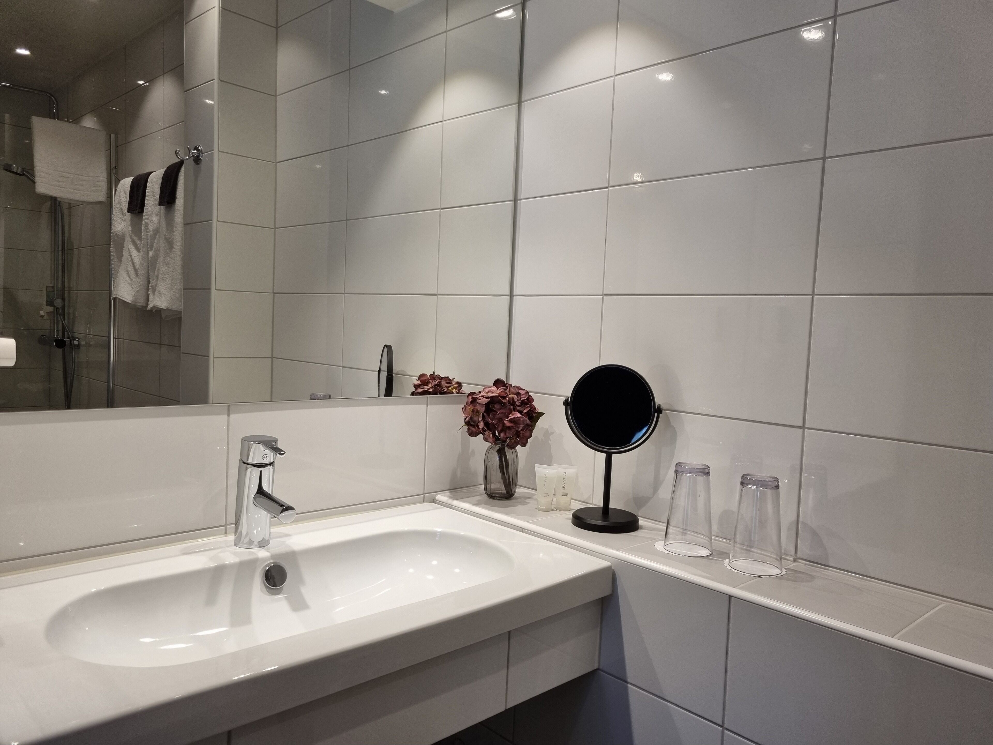 junior suite, 1 bedroom | bathroom | shower, hair dryer, towels