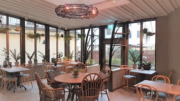 Petit déjeuner buffet compris