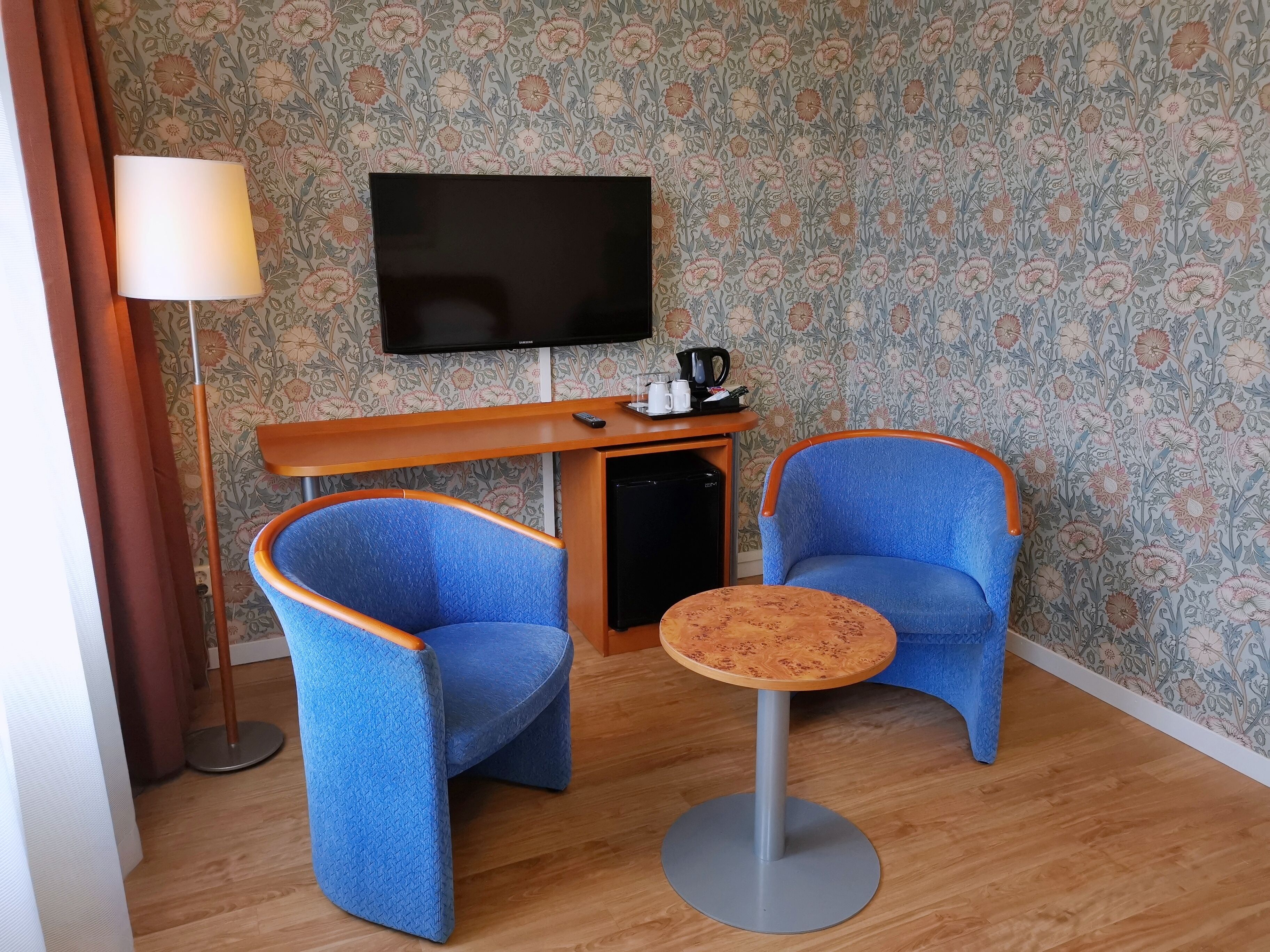 superior twin room | living area | 24-inch flat-screen tv with cable channels, tv