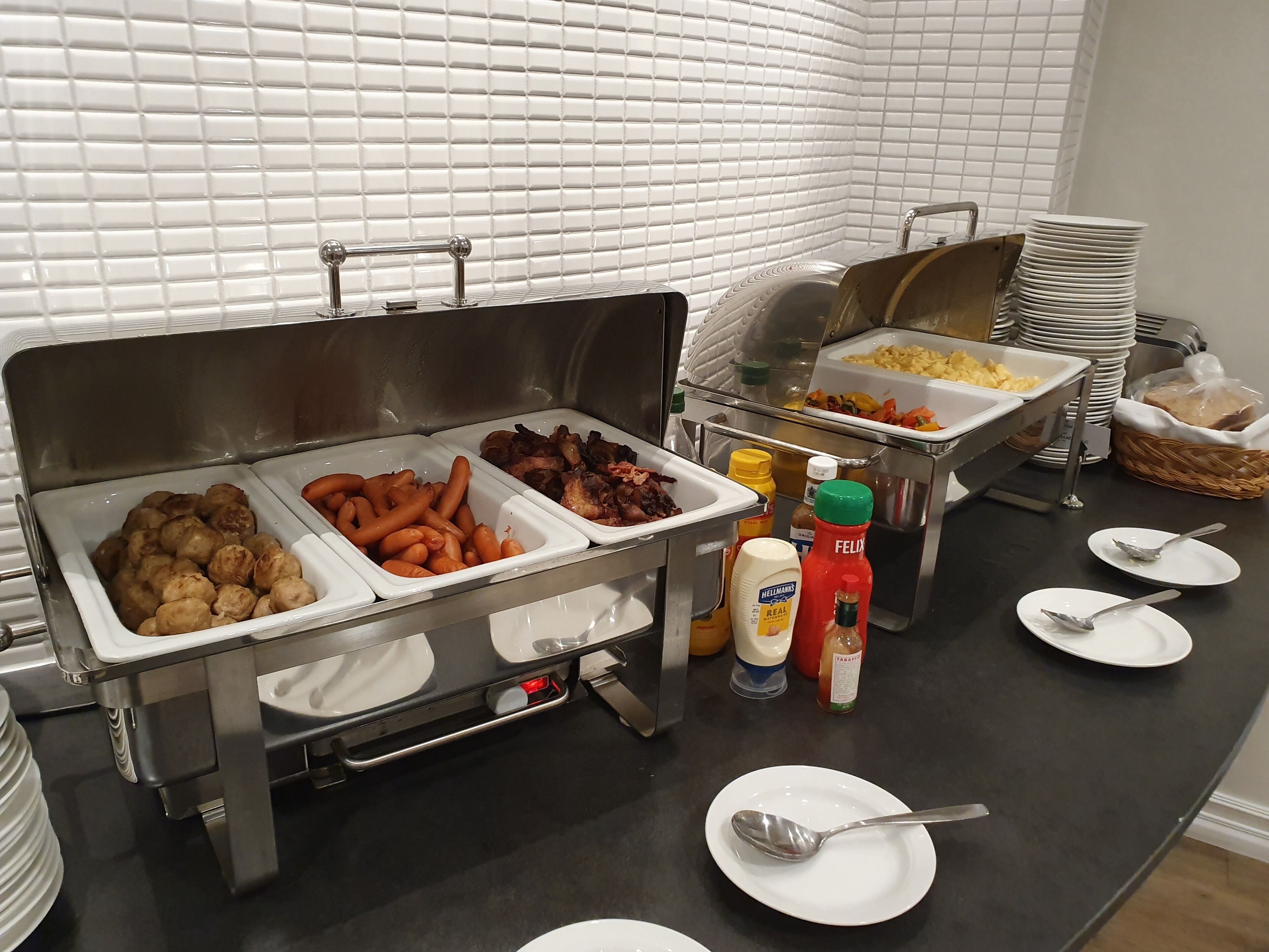 Montaje tipo bufé con diversos alimentos y acompañamientos.