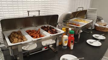 Montaje tipo bufé con diversos alimentos y acompañamientos.