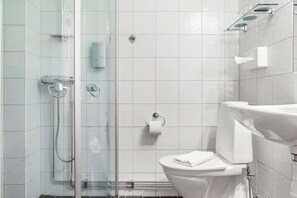Ducha, secador de pelo y toallas