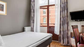 Escritorio, tabla de planchar con plancha, wifi gratis y ropa de cama