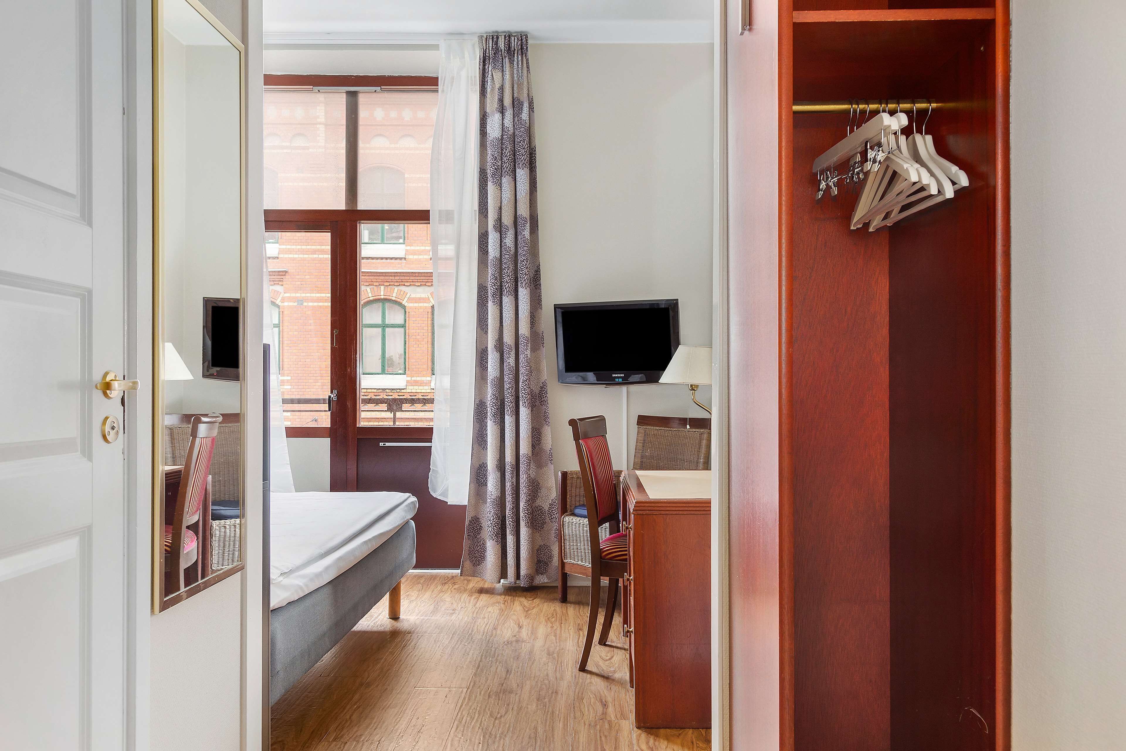 Escritorio, tabla de planchar con plancha, wifi gratis y ropa de cama 