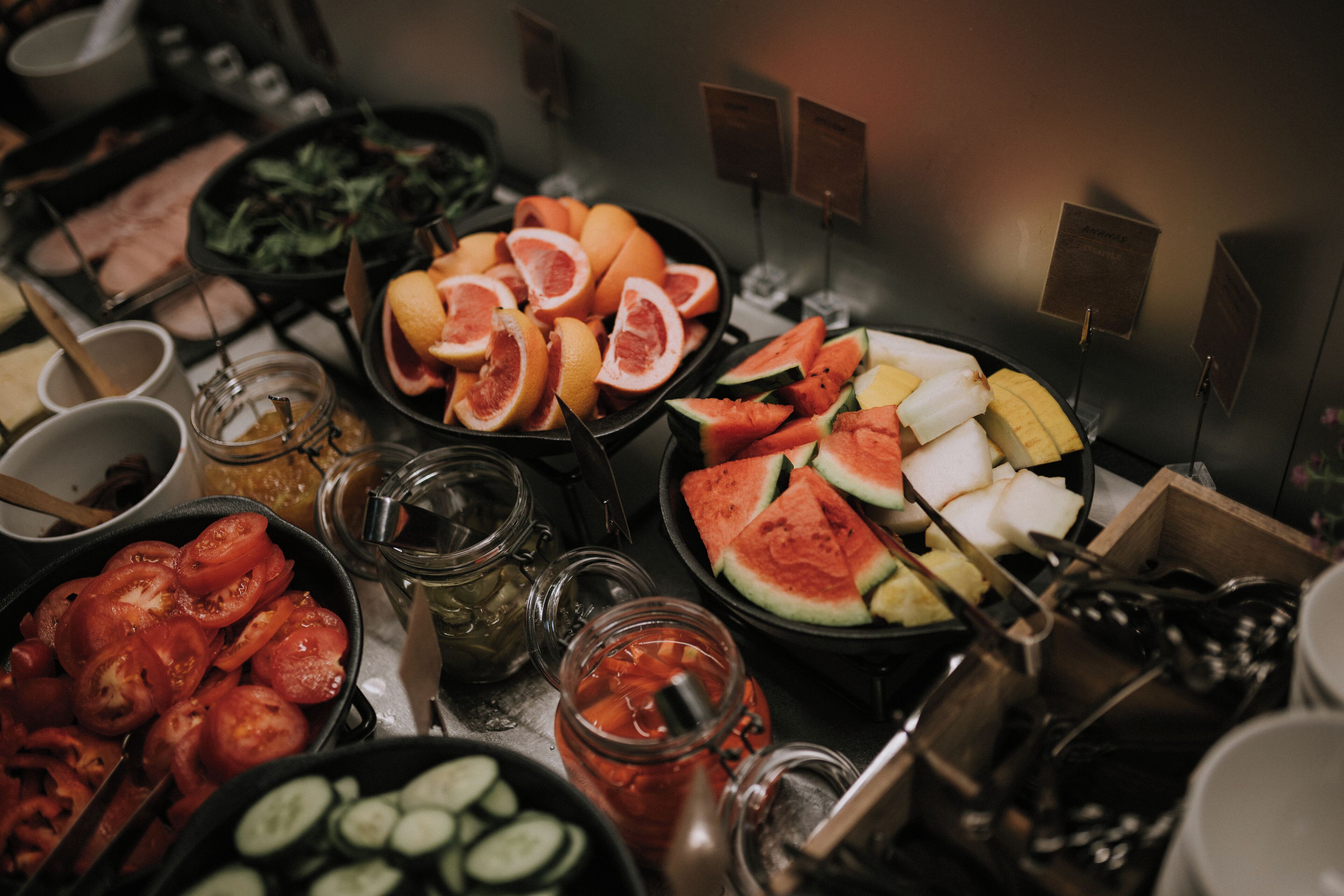 Buffet amb diverses fruites i verdures, com sí que hi ha sandra, tomàquets i cogombres.