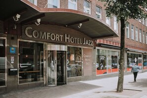 The exterior of Comfort Hotel Jazz with a modern facade, large glass windows, and a prominent entrance. - Comfort Hotel Jazz, Borås (Borås)