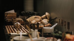 En buffetbord med forskellige retter og bestik.