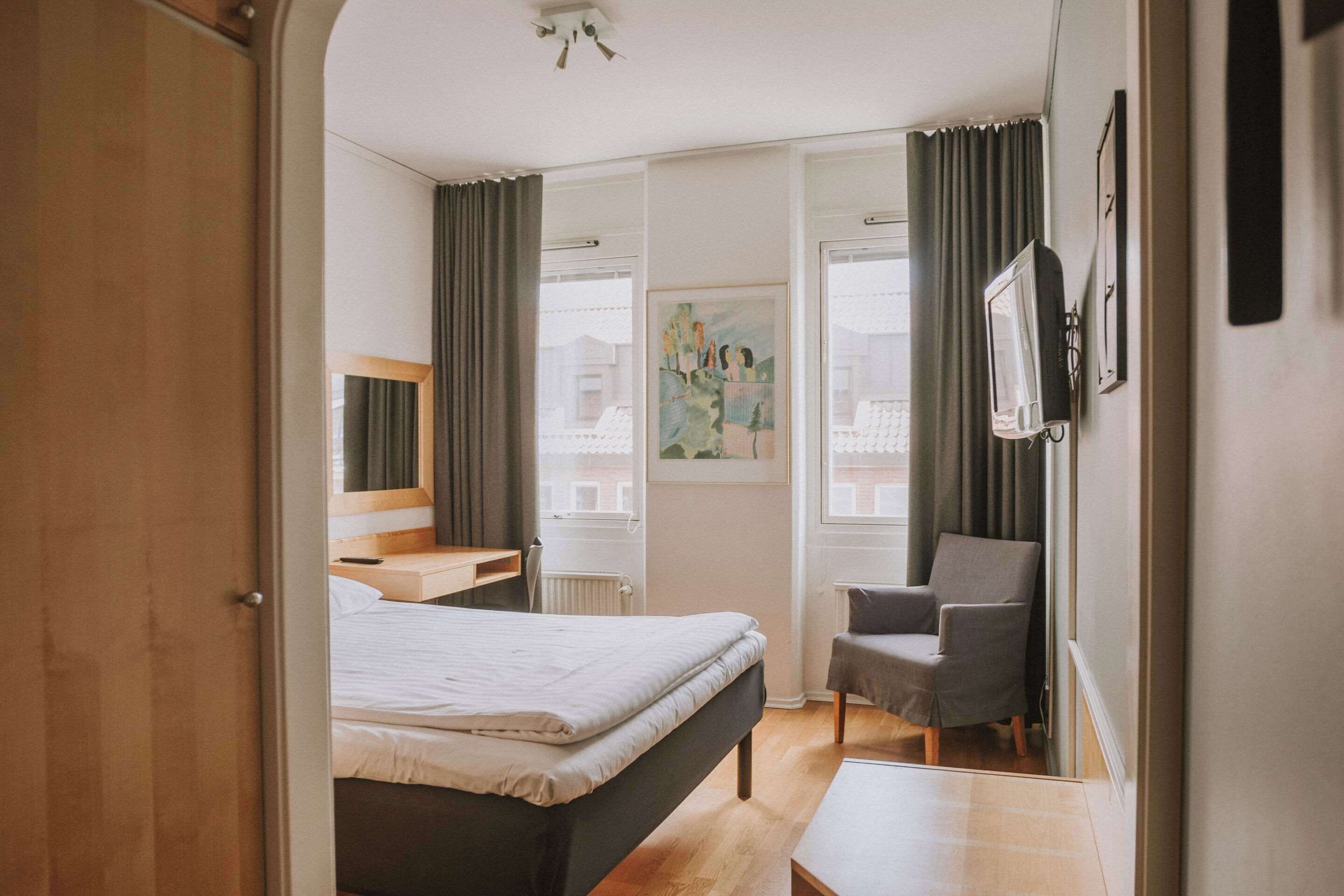 Family Room, Non Smoking | Desk, blackout drapes, free WiFi, bed sheets