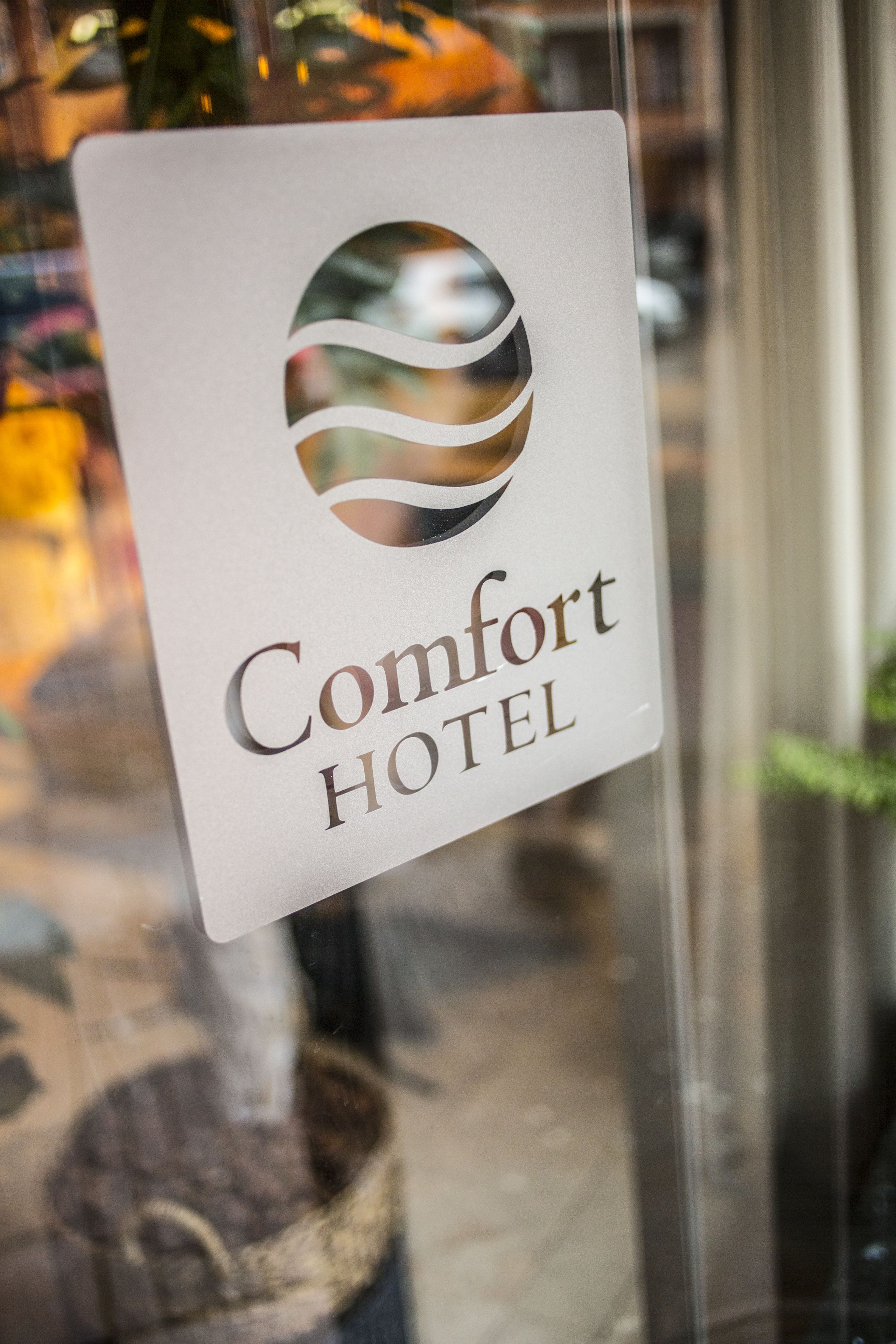 Ein Schild mit dem Logo des Comfort Hotels.