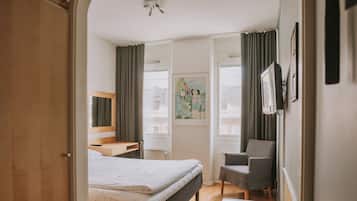 Familjerum - icke-rökare | Skrivbord, mörkläggningsgardiner, gratis wi-fi och sängkläder