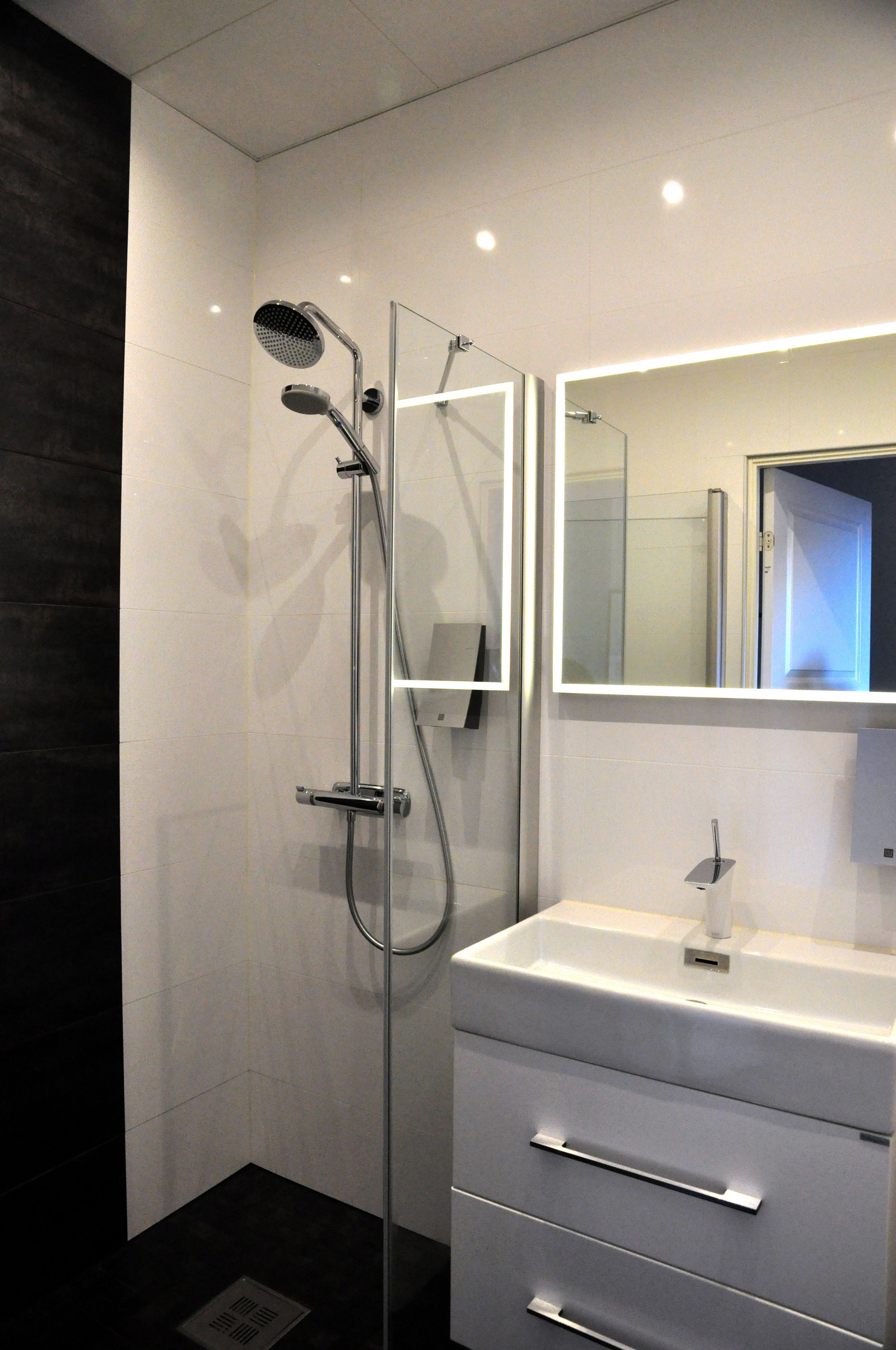 superior room, 2 single beds | bathroom | hair dryer, towels