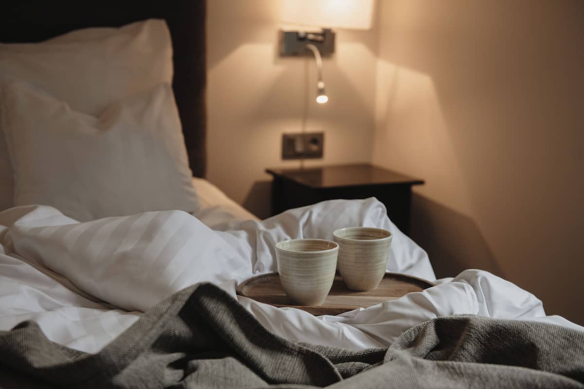 Escritorio, tabla de planchar con plancha y cunas