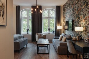 Habitación Deluxe, 1 cama de matrimonio con sofá cama, no fumadores | Escritorio, tabla de planchar con plancha, cunas (de pago)