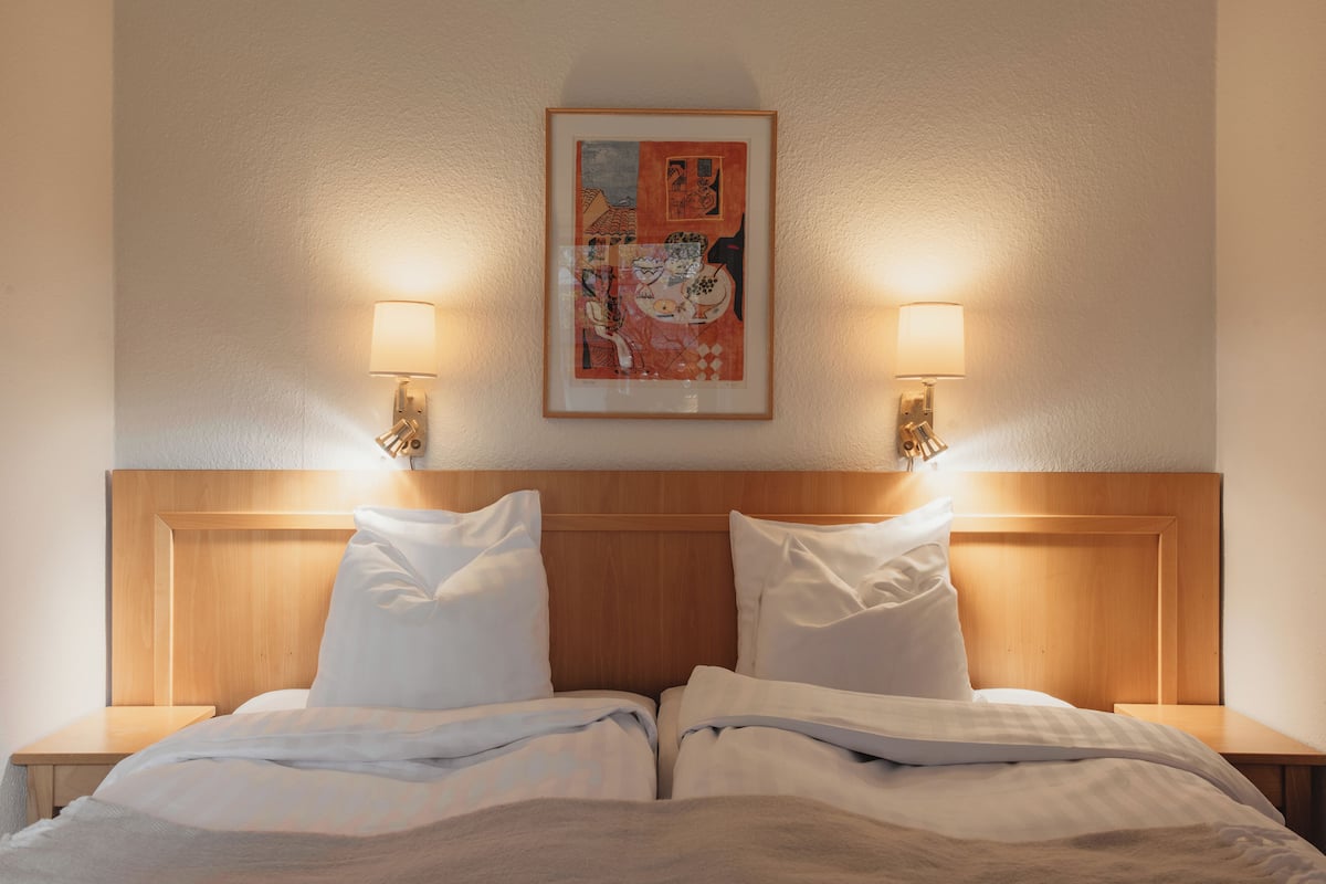 Escritorio, tabla de planchar con plancha y cunas