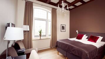 Habitación estándar, 2 camas individuales | Escritorio, tabla de planchar con plancha, cunas y camas extra