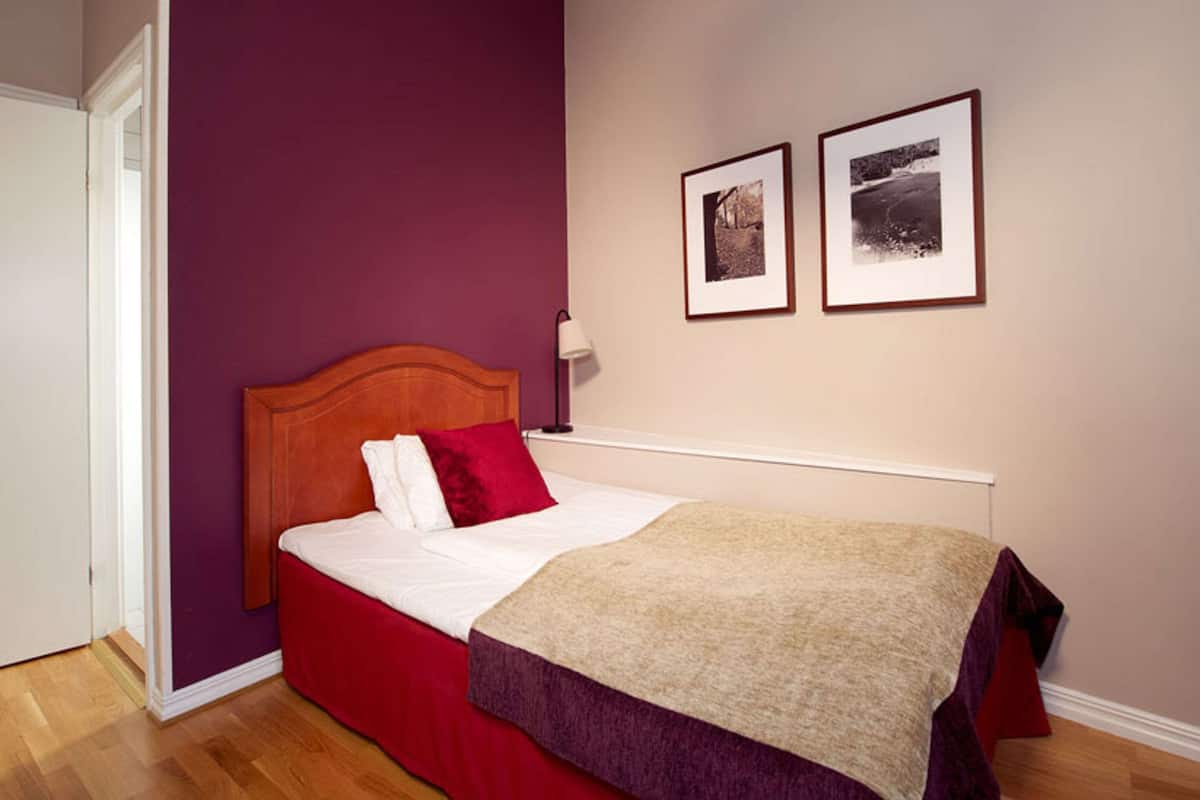 Single Room (Compact) | Desk, iron/ironing board, cribs/infant beds, rollaway beds