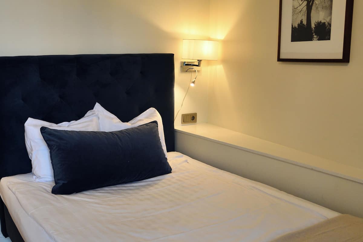 single room (compact) | desk, iron/ironing board, cots/infant beds, rollaway beds