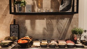 Un bufé con diversos alimentos y un letrero con una receta para el amor.