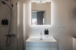 Standard Room, 2 Single Beds | Bathroom