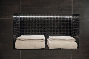 Deluxe Room, 1 Queen Bed with Sofa bed, Non Smoking | Bathroom