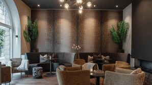 Un área de estar moderna con sofás, sillones y una chimenea.