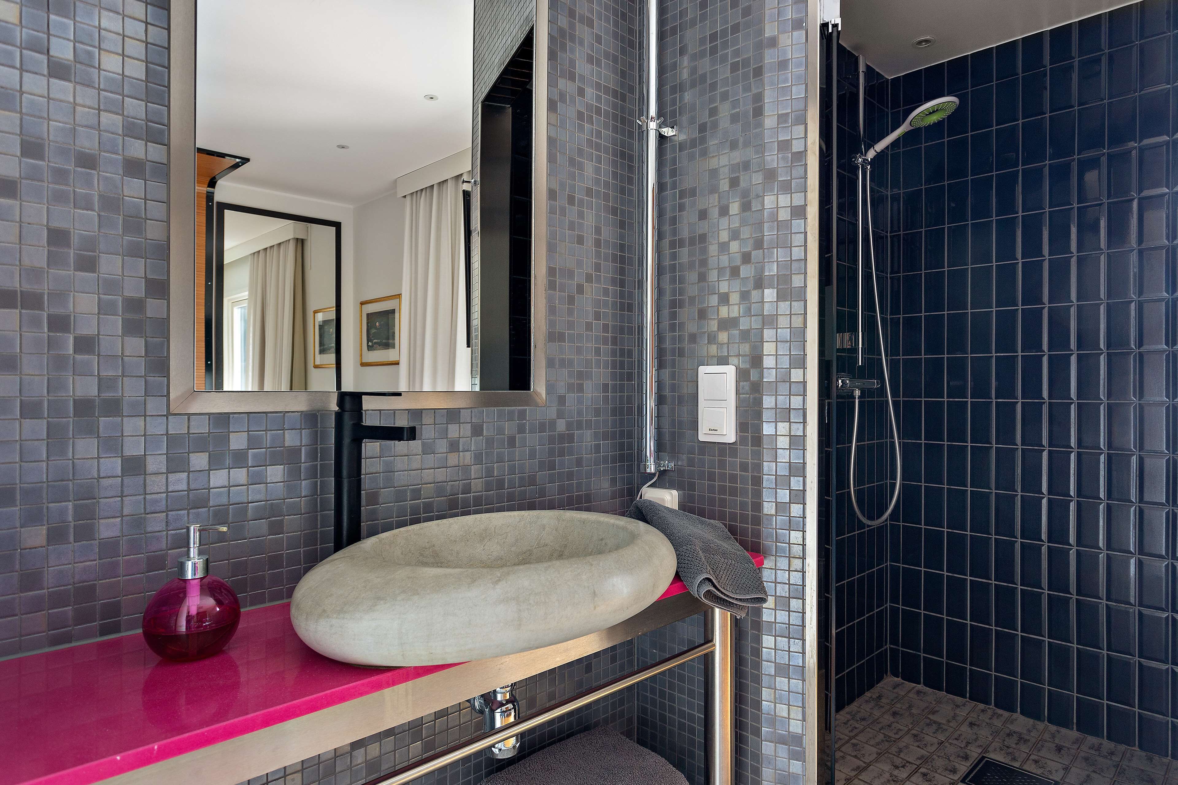 deluxe room, 2 single beds, non smoking | bathroom | hair dryer, towels