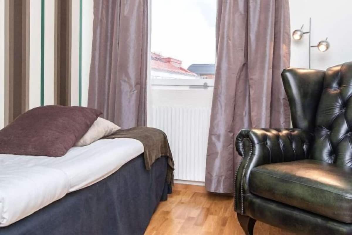 Individually decorated, blackout curtains, free WiFi, bed sheets