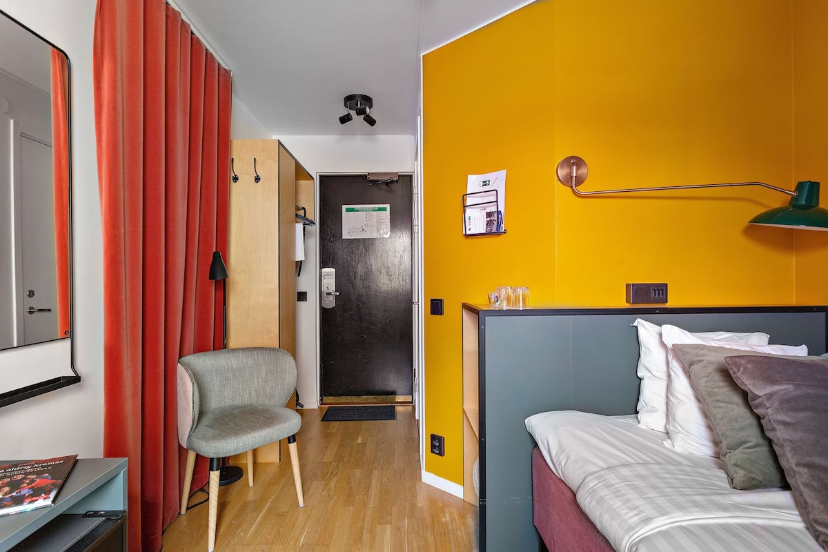Standard Room, 1 Twin Bed, Non Smoking | Individually decorated, blackout drapes, free WiFi, bed sheets
