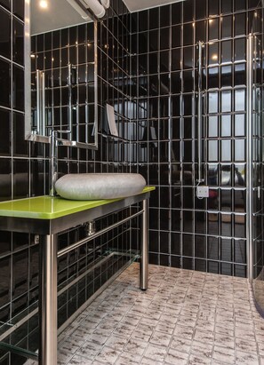 Habitación estándar, 1 cama individual, para no fumadores | Baño | Secadora de cabello y toallas 