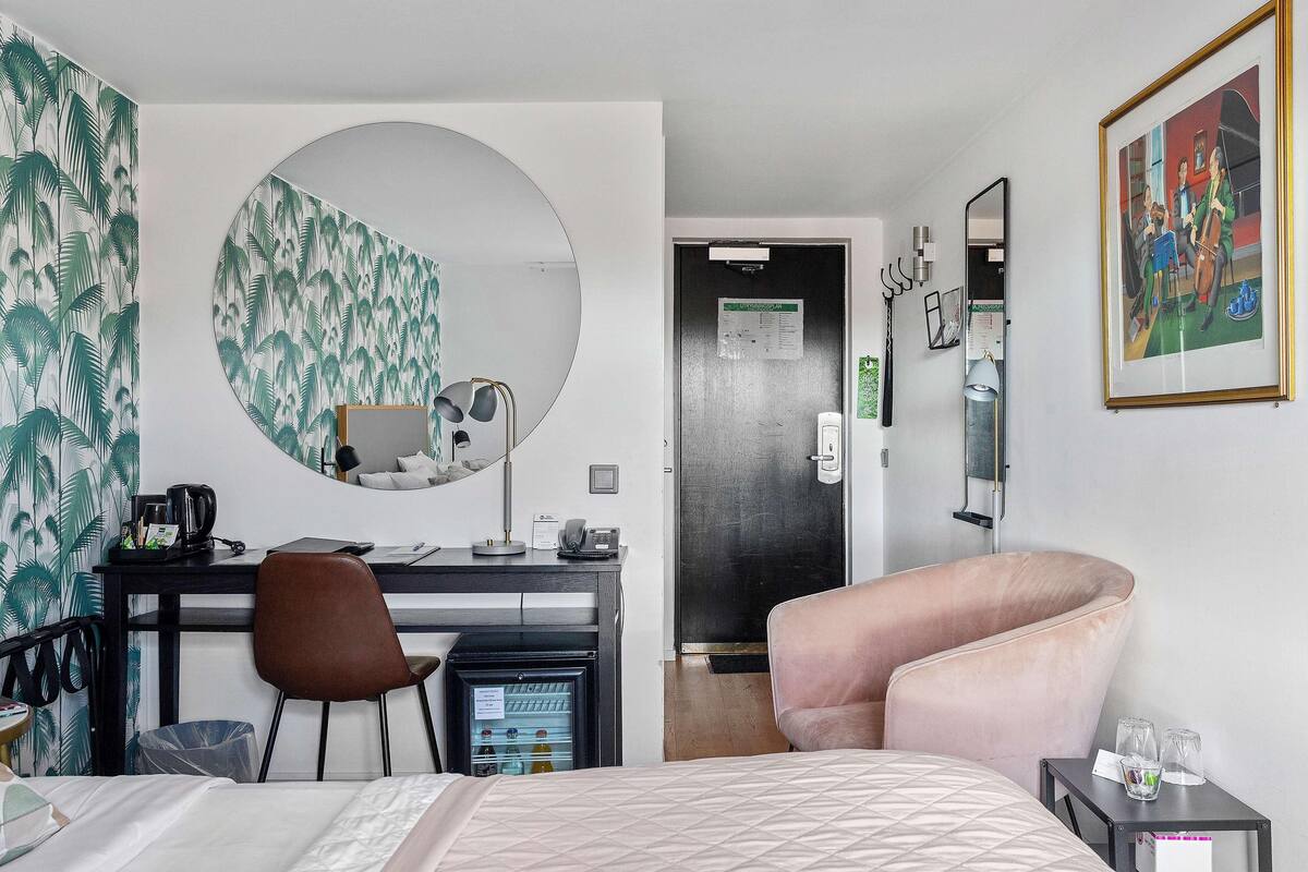 Blackout drapes, WiFi (free), individually decorated, bed sheets