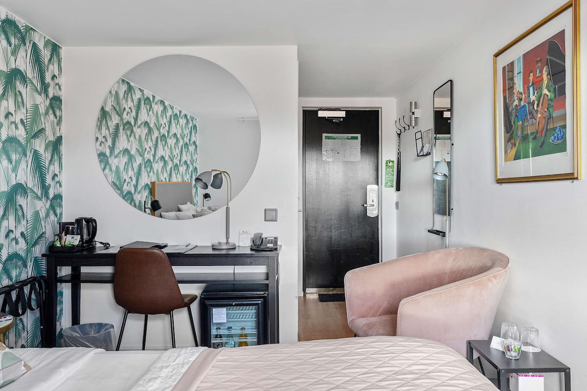 Standard Room, 1 Queen Bed, Non Smoking | Individually decorated, blackout drapes, free WiFi, bed sheets