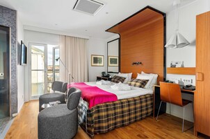 Deluxe Room, 2 Twin Beds, Non Smoking | Individually decorated, blackout drapes, free WiFi, bed sheets