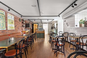 Petit déjeuner compris