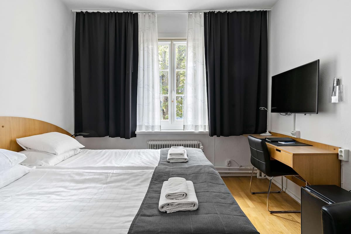 1 quarto, cofres nos quartos, escrivaninha, cortinas blackout