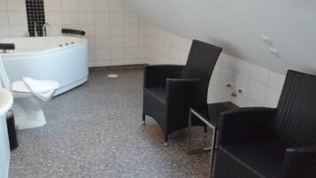 Suite, 1 cama matrimonial, para no fumadores | Baño | Regadera, secadora de cabello, toallas