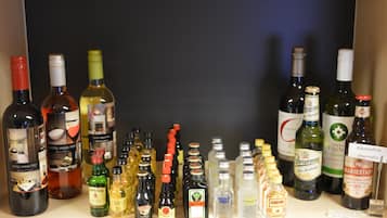 Diversas garrafas de bebidas alcoólicas expostas numa prateleira.