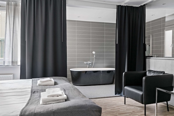 Superior-Zimmer, 1 King-Bett, Nichtraucher | 1 Schlafzimmer, Zimmersafe, individuell dekoriert, Schreibtisch