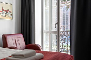 Superior-Zimmer, 1 King-Bett, Nichtraucher | 1 Schlafzimmer, Zimmersafe, individuell dekoriert, Schreibtisch