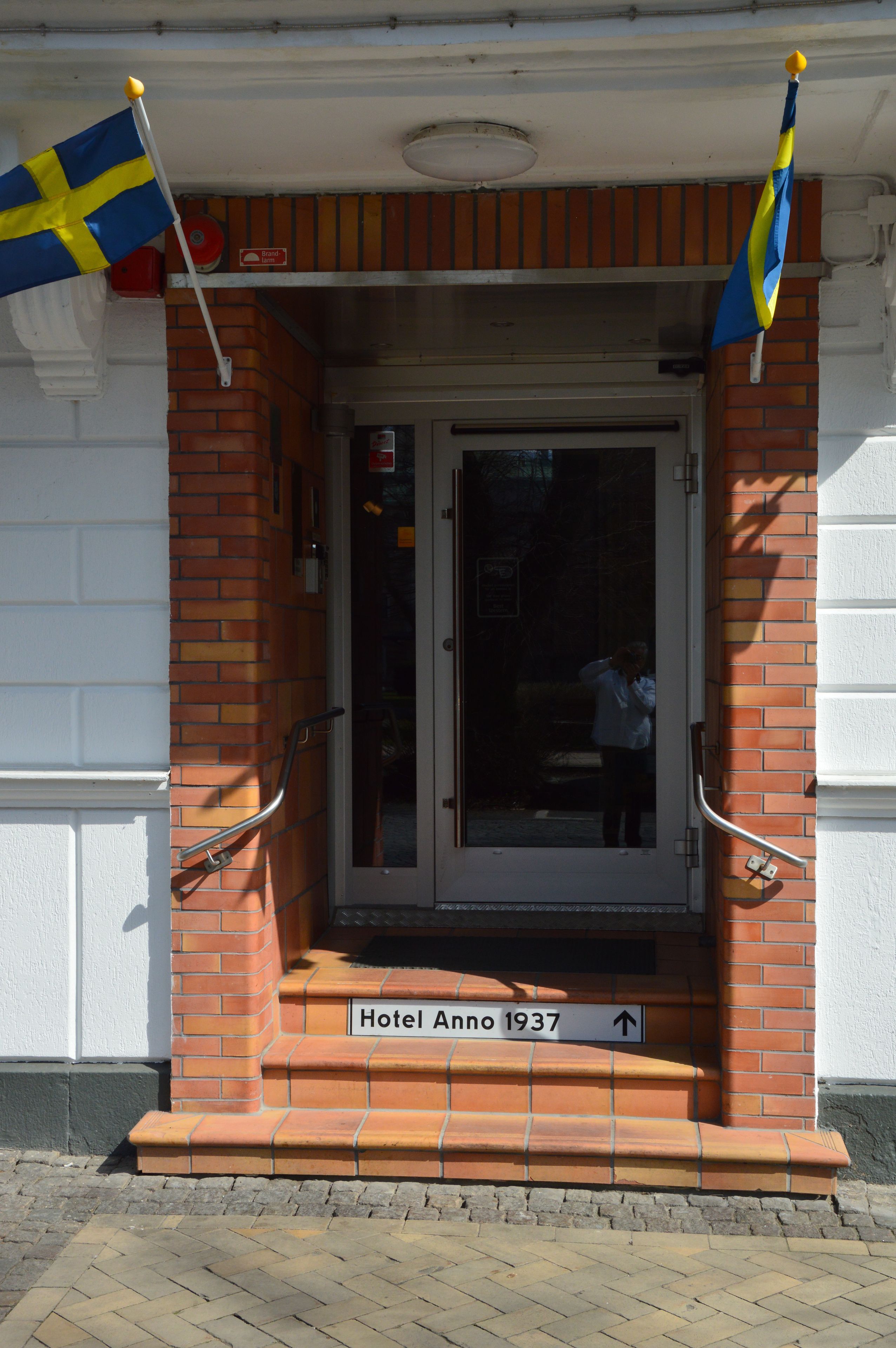 A hotel entrance with a sign reading "Hotel Anno 1937".