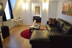 Suíte, 1 cama de casal, para não fumantes | 1 quarto, cofres nos quartos, individualmente decorados, escrivaninha