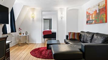 Suite, 1 Doppelbett, Nichtraucher | 1 Schlafzimmer, Zimmersafe, individuell dekoriert, Schreibtisch