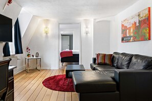 Suite, 1 Double Bed, Non Smoking | In-room safe, individually decorated, desk, blackout drapes