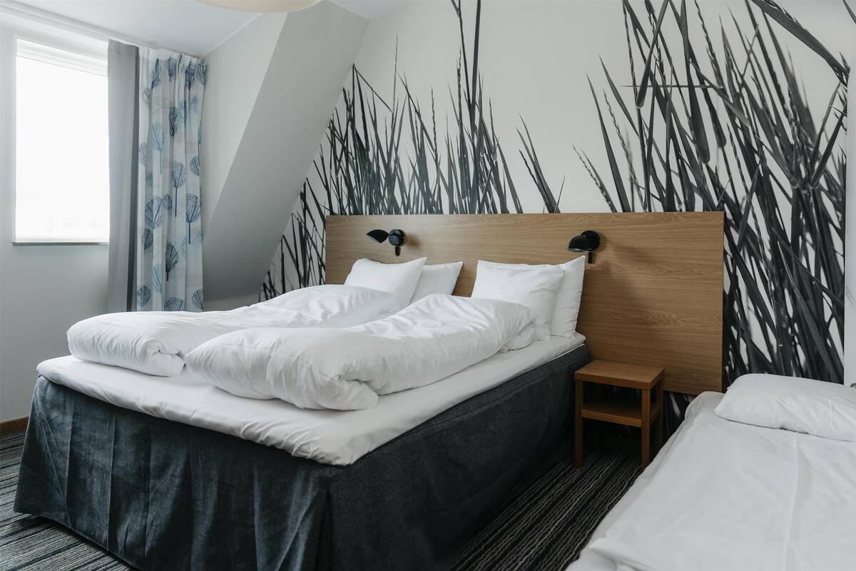 Family Room, 1 Queen Bed, Non Smoking | 1 bedroom, in-room safe, blackout drapes, bed sheets