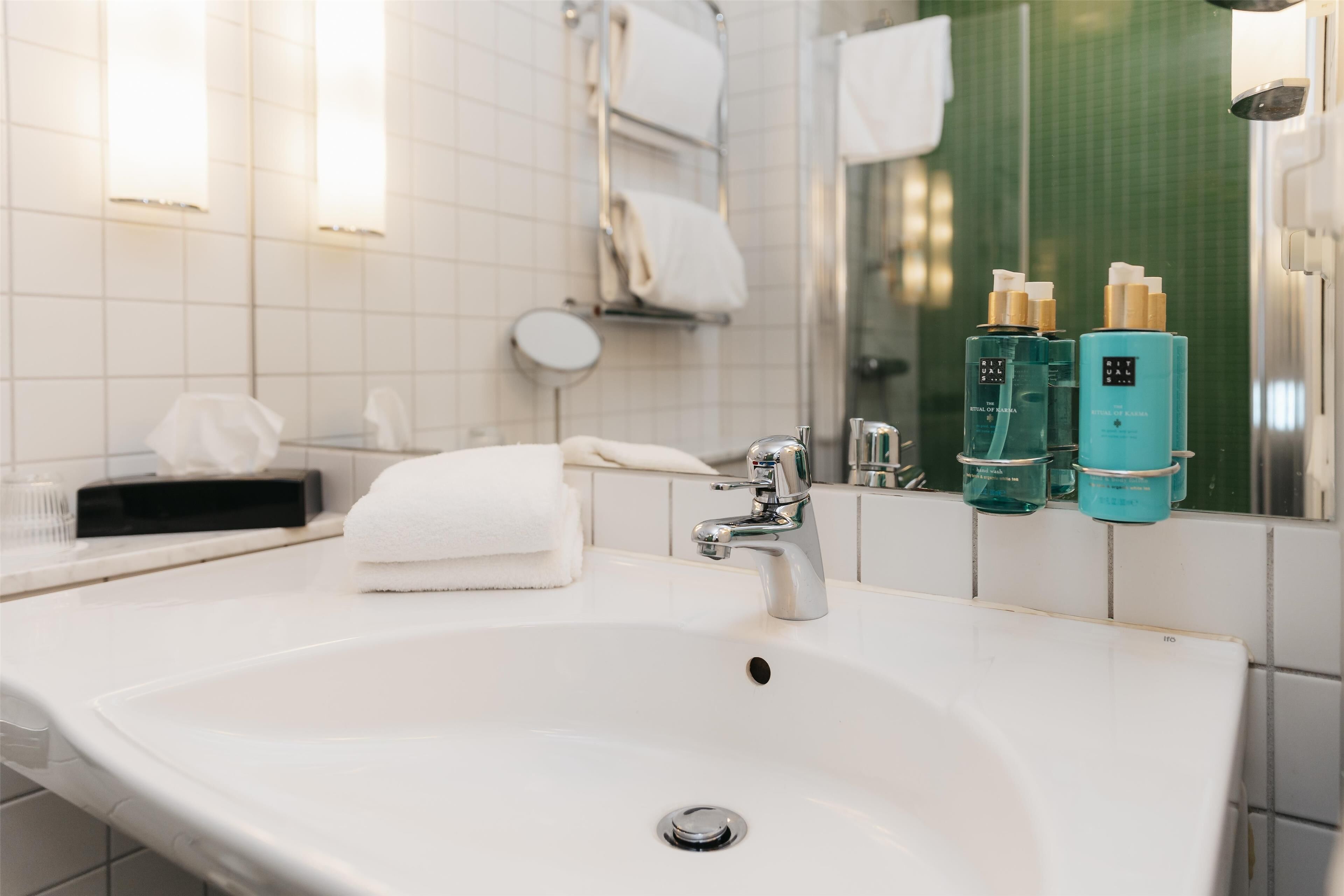 standard room, 1 double bed, non smoking | bathroom | free toiletries, hair dryer, towels, soap