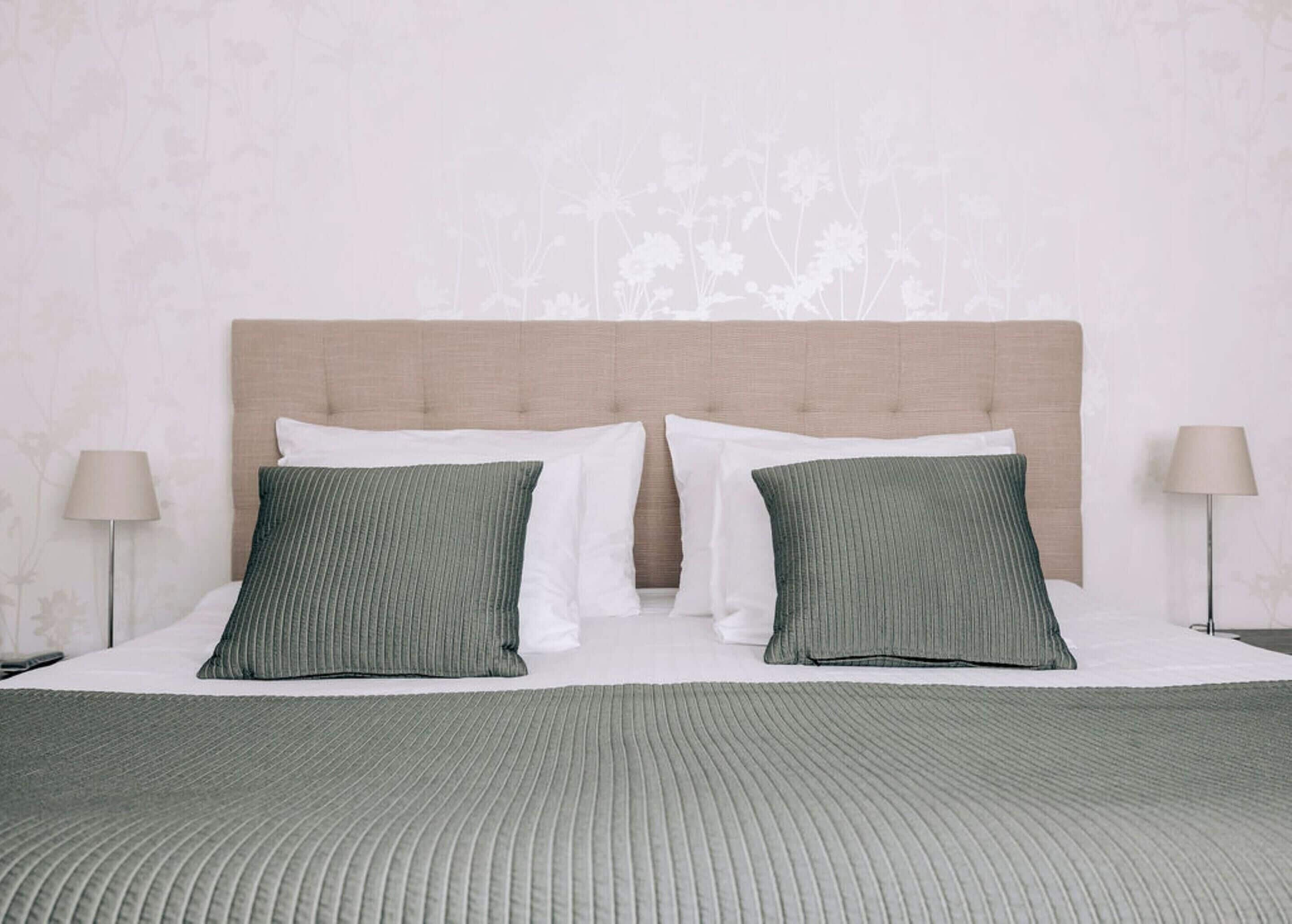 Suite, 1 cama doble, no fumadores | 1 dormitorio, caja fuerte, cortinas opacas y ropa de cama